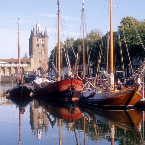 Hafen mit alten Schiffen und Schloss im Hintergrund