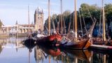 Hafen mit alten Schiffen und Schloss im Hintergrund