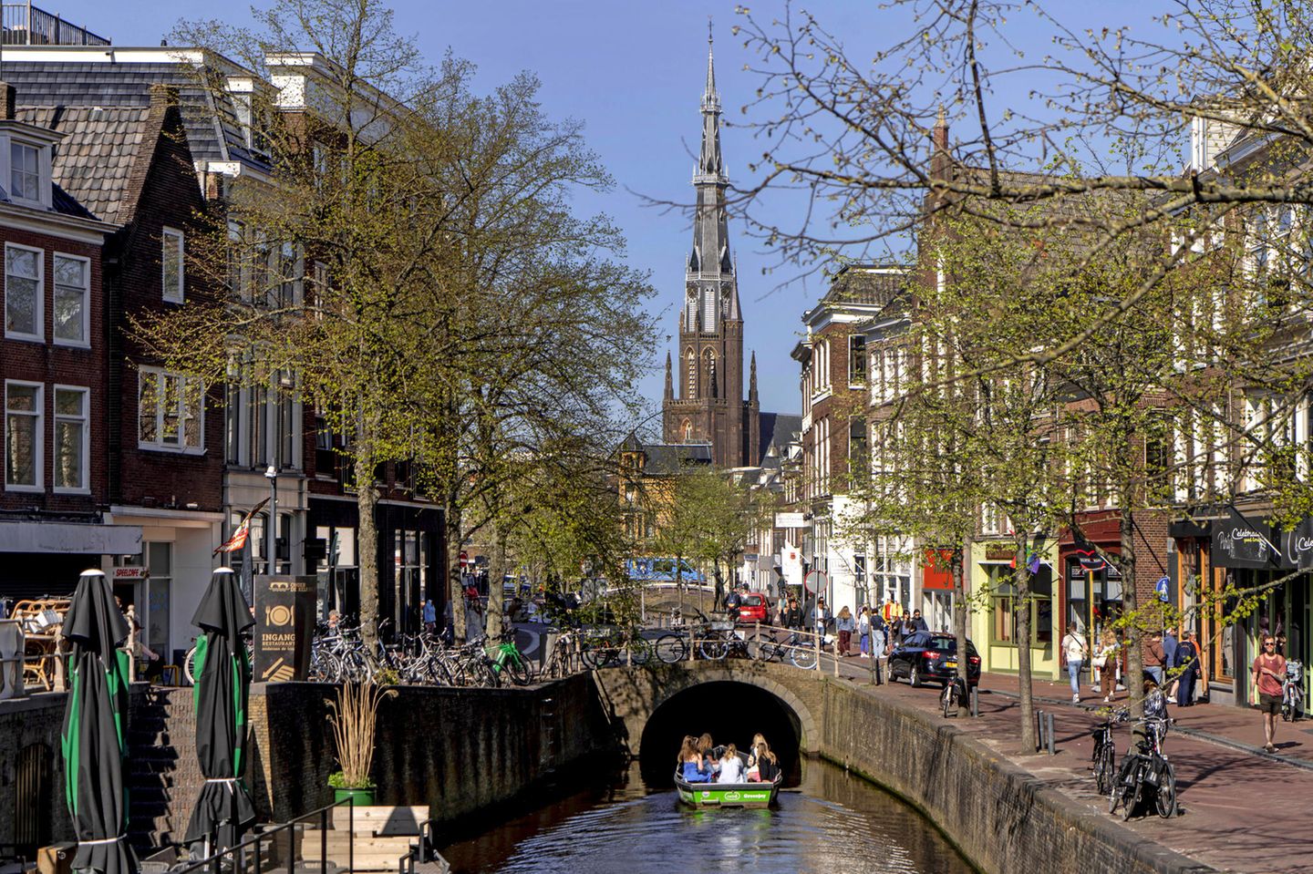 Fluss mit Booten und alten Gebäuden