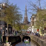 Fluss mit Booten und alten Gebäuden