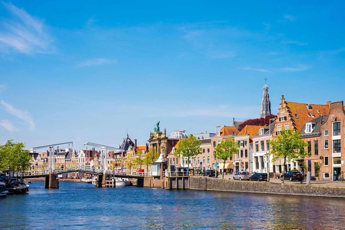 Haarlem: Schwester der niederländischen Hauptstadt Fluss mit Brücke und alten Gebäuden