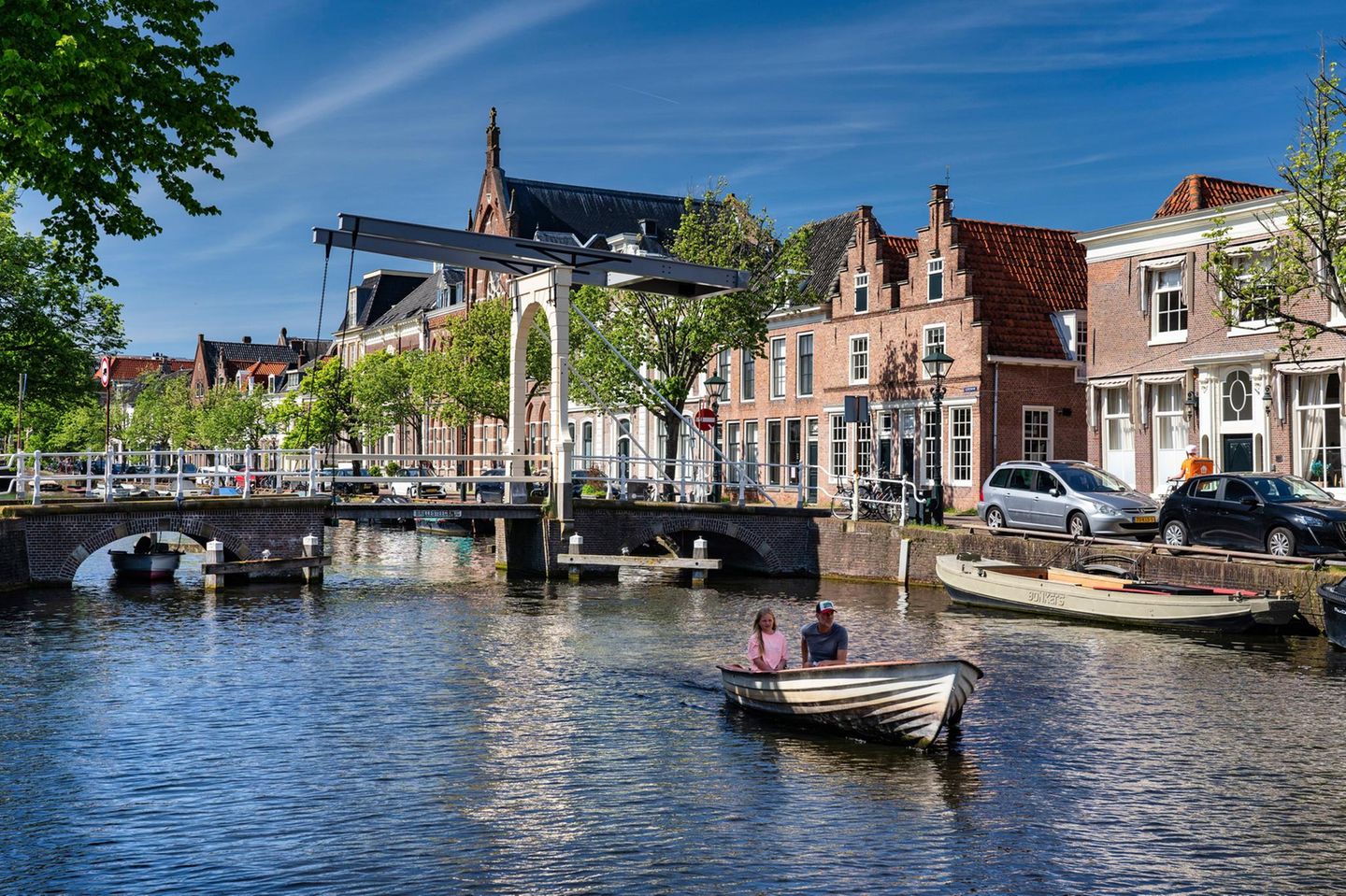 Alkmaar: Kulinarik trifft Kultur Fluss mit Brücke und Boot