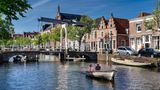 Fluss mit Brücke und Boot