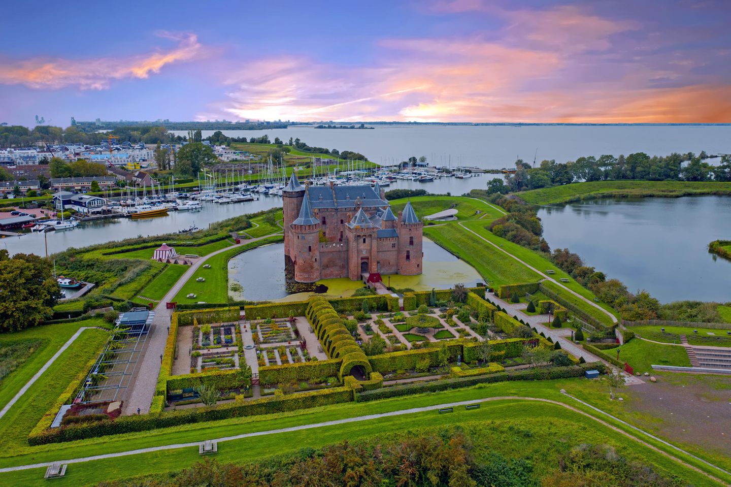 Schloss Muiderslot: Ausflugsziel nahe Amsterdam Luftaufnahme eines Schlosses umgeben von Wasser und Grünanlagen