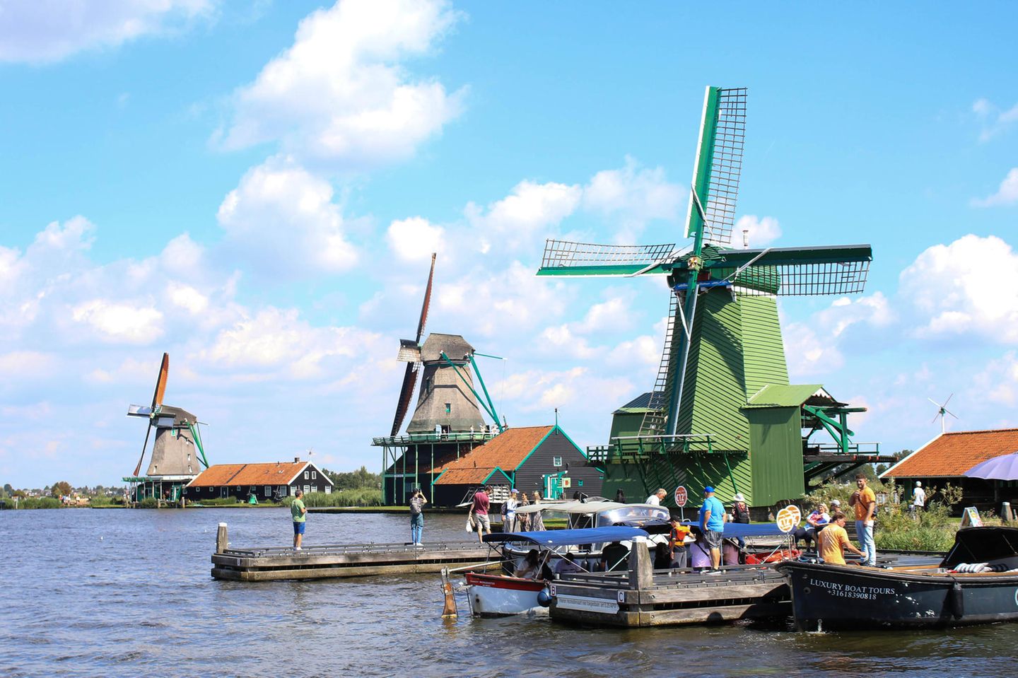 Zaanse Schans: Windmühlen, Holzschuhe, Käse Kleiner Hafen mit Windmühlen