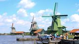 Kleiner Hafen mit Windmühlen