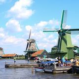 Kleiner Hafen mit Windmühlen