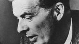 Kreative und Intellektuelle nutzten Drogen seit jeher, um ihren Geist zu beflügeln und zu erweitern. Der Schriftsteller und Philosoph Aldous Huxley (1894–1963) kam über den Psychiater Humphry Osmond mit Meskalin in Berührung. In seinem Buch "Die Pforten der Wahrnehmung" beschrieb er seine Erlebnisse. Die Freunde Osmond und Huxley waren fasziniert von der Idee, Substanzen wie Meskalin oder das 1943 von Albert Hofmann entdeckte LSD zur Erforschung des Bewusstseins einzusetzen. Der Begriff "Psychedelika" stammt aus einem Briefwechsel der beiden von 1956. Als Huxley am 22. November 1963 schwer krebskrank dem Tod entgegensah, war seine letzte Bitte an seine Frau, ihm eine hohe Dosis LSD zu spritzen.
