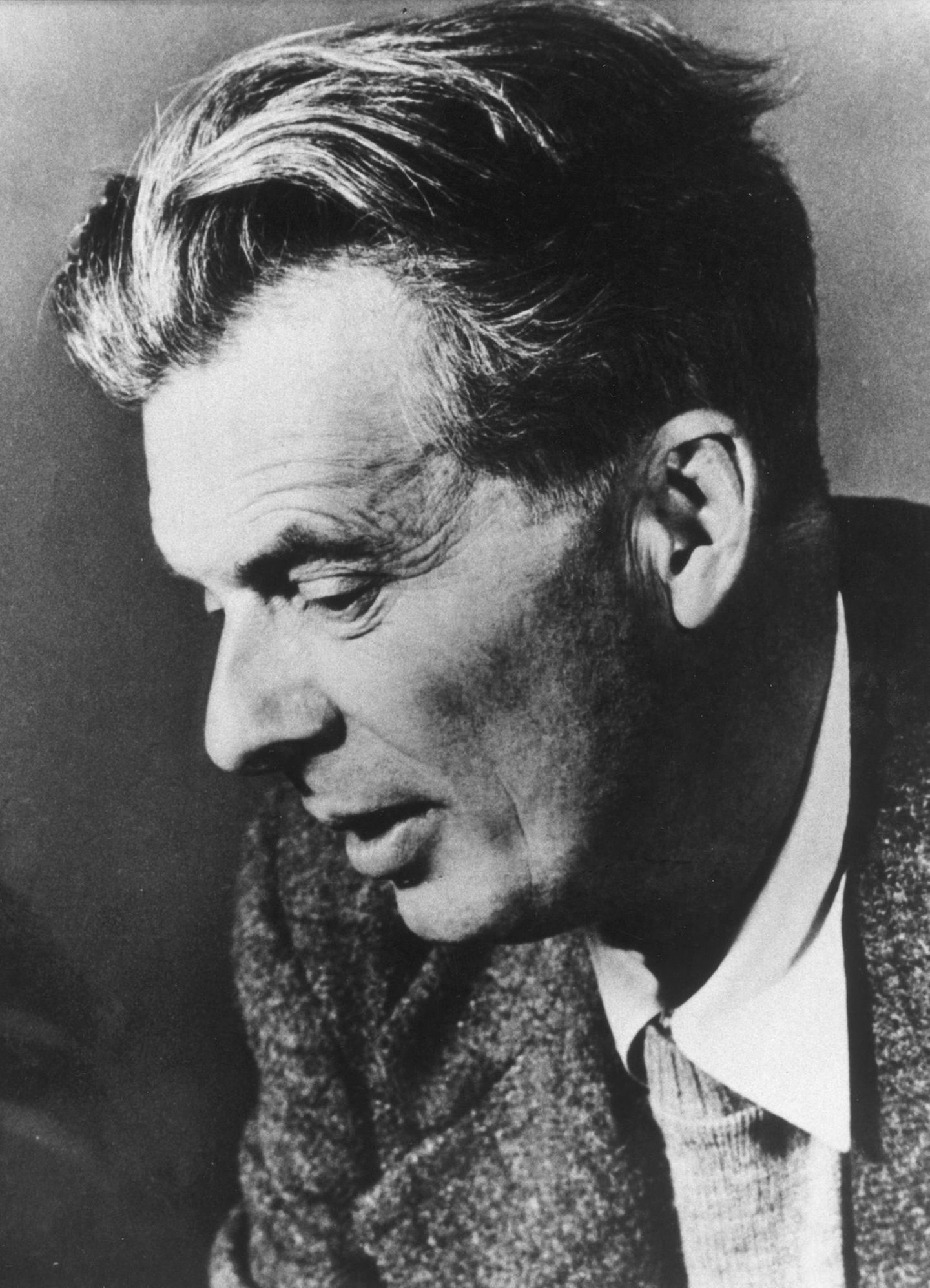 Kreative und Intellektuelle nutzten Drogen seit jeher, um ihren Geist zu beflügeln und zu erweitern. Der Schriftsteller und Philosoph Aldous Huxley (1894–1963) kam über den Psychiater Humphry Osmond mit Meskalin in Berührung. In seinem Buch "Die Pforten der Wahrnehmung" beschrieb er seine Erlebnisse. Die Freunde Osmond und Huxley waren fasziniert von der Idee, Substanzen wie Meskalin oder das 1943 von Albert Hofmann entdeckte LSD zur Erforschung des Bewusstseins einzusetzen. Der Begriff "Psychedelika" stammt aus einem Briefwechsel der beiden von 1956. Als Huxley am 22. November 1963 schwer krebskrank dem Tod entgegensah, war seine letzte Bitte an seine Frau, ihm eine hohe Dosis LSD zu spritzen.