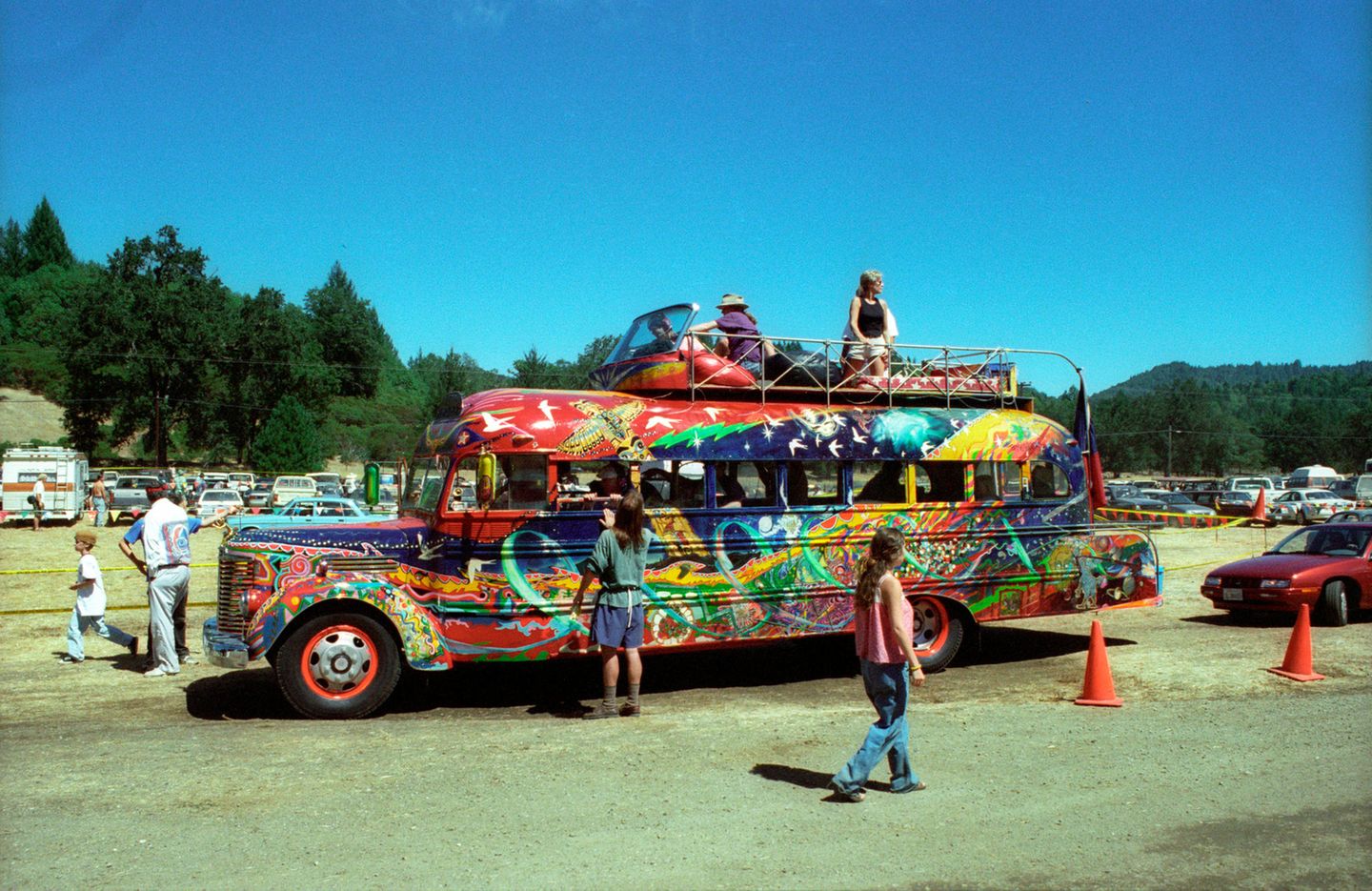 Ken Kesey nahm in den 1950er-Jahren als Student an einer Studie zur Wirkung von Psychedelika teil. Diese war, wie sich später herausstellte, von der CIA finanziert, die ein Wahrheitsserum suchte. Die Trips veränderten Keseys Leben grundlegend. Er trat einen Job in der Psychiatrie an; seine Erfahrungen verarbeitete er in dem Roman "Einer flog über das Kuckucksnest". 1964 machte er sich mit einem kunterbunt bemalten alten Schulbus auf den Weg durch die USA. Das Gefährt namens "Further" wurde schnell zum Symbol der Gegenkultur. Keseys Reisegruppe, die "Merry Pranksters", veranstalteten entlang des Weges "Acid Tests": Künstlerische Happenings, bei denen vor allem LSD ("Acid") in großen Mengen konsumiert wurde. 1969 rollte der Bus nach Woodstock – allerdings ohne Kesey an Bord.