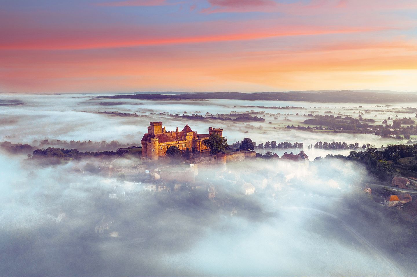 Sonnenaufgang, Castelnau-Bretenoux, Frankreich