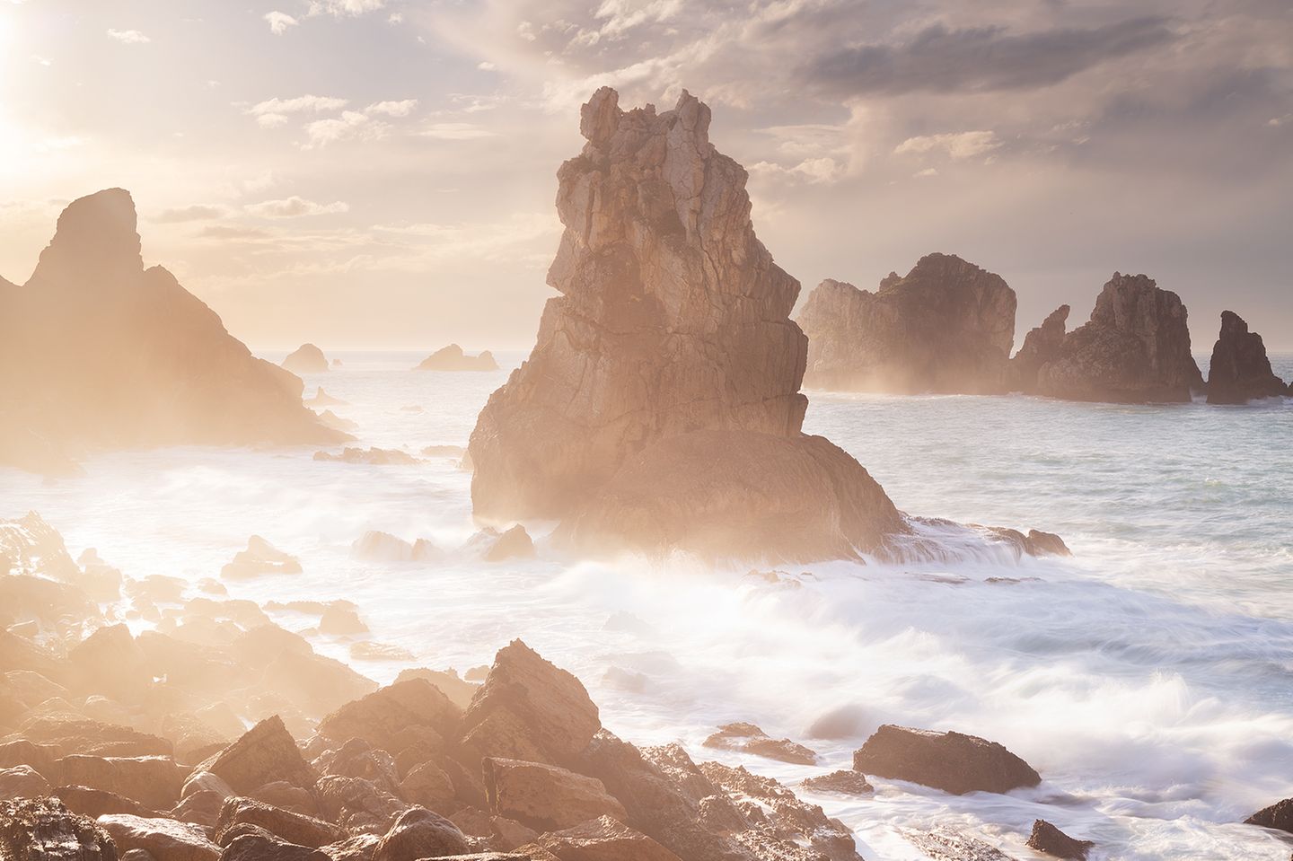 Costa Quebrada, Spanien Tosendes Meer, Costa Quebrada, Spanien.