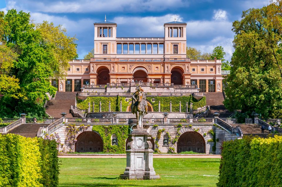 Die Orangerie von Sanssoucis mit einem Reiterstandbild