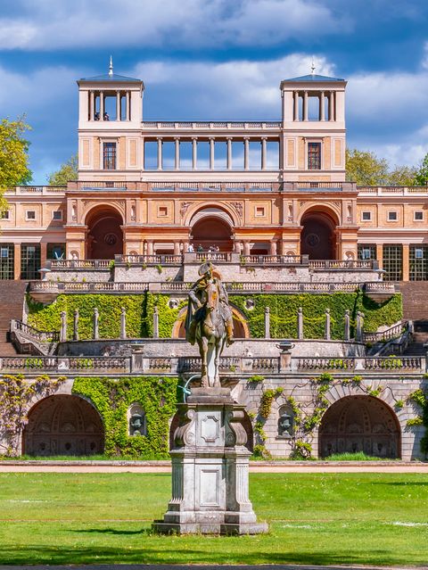 Die Orangerie von Sanssoucis mit einem Reiterstandbild