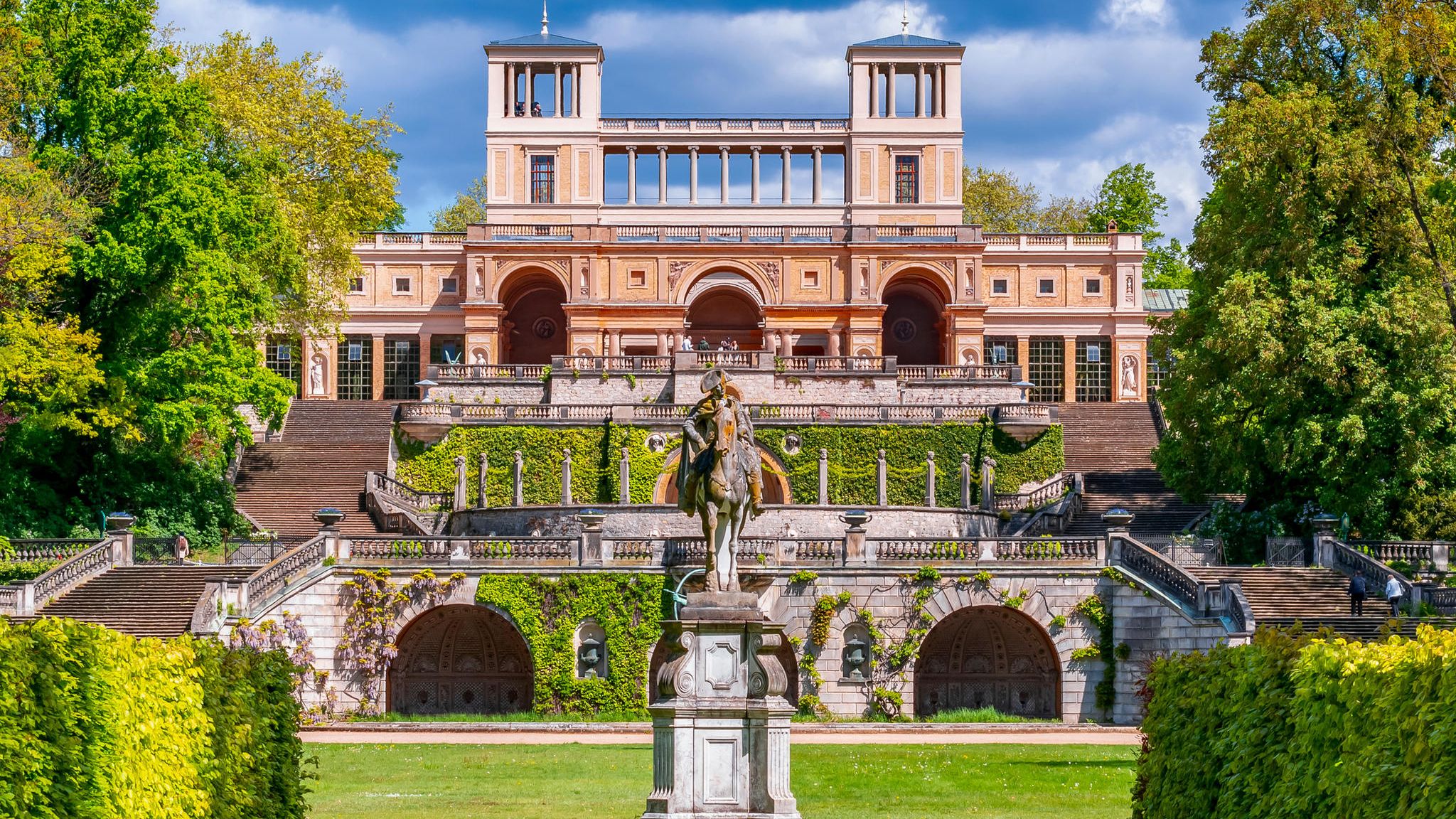 Die Orangerie von Sanssoucis mit einem Reiterstandbild