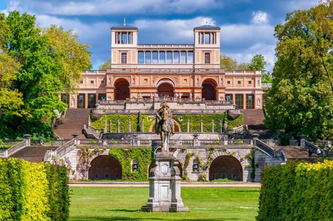 Die Orangerie von Sanssoucis mit einem Reiterstandbild