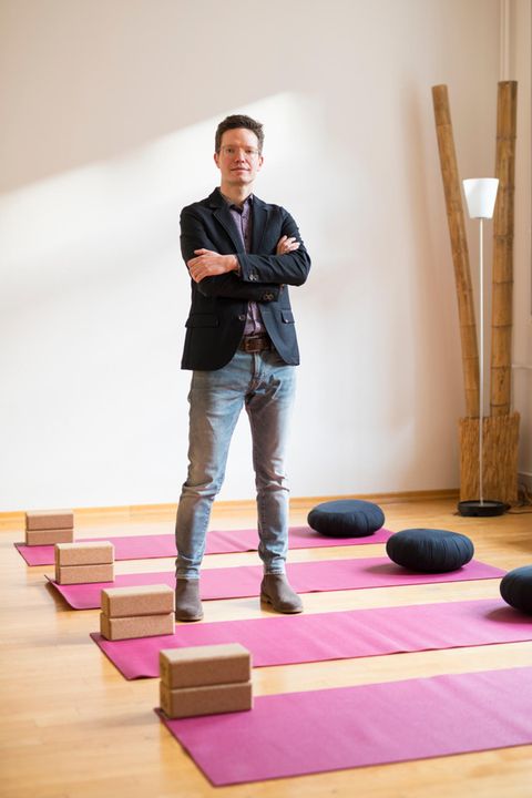 Holger Cramer auf einer Yogamatte