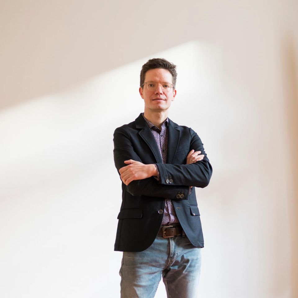 Holger Cramer auf einer Yogamatte