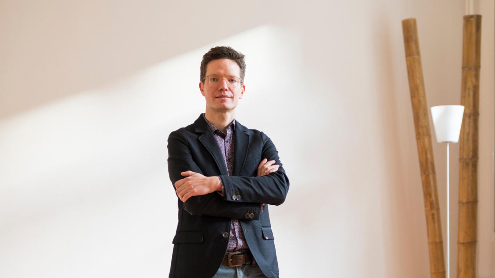 Holger Cramer auf einer Yogamatte Holger Cramer auf einer Yogamatte