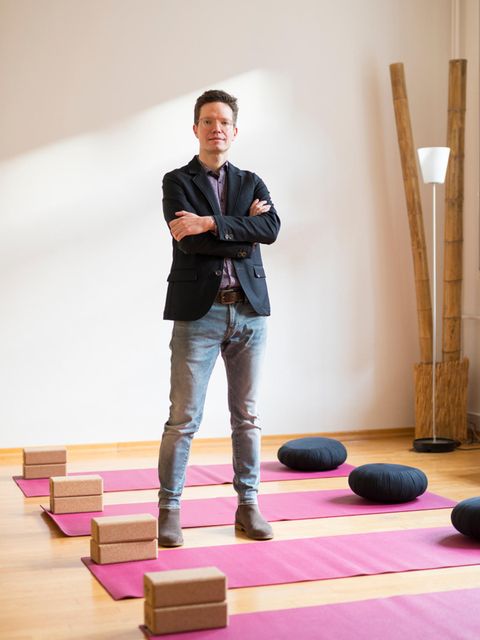 Holger Cramer auf einer Yogamatte