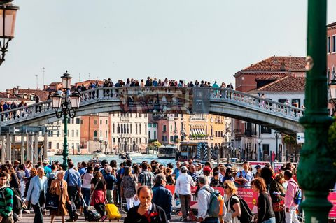 Scalzi-Brücke, die von vielen Touristen in Venedig überschwemmt wird