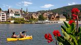 2 Personen machen Kajakfahren auf der Mosel