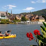 2 Personen machen Kajakfahren auf der Mosel