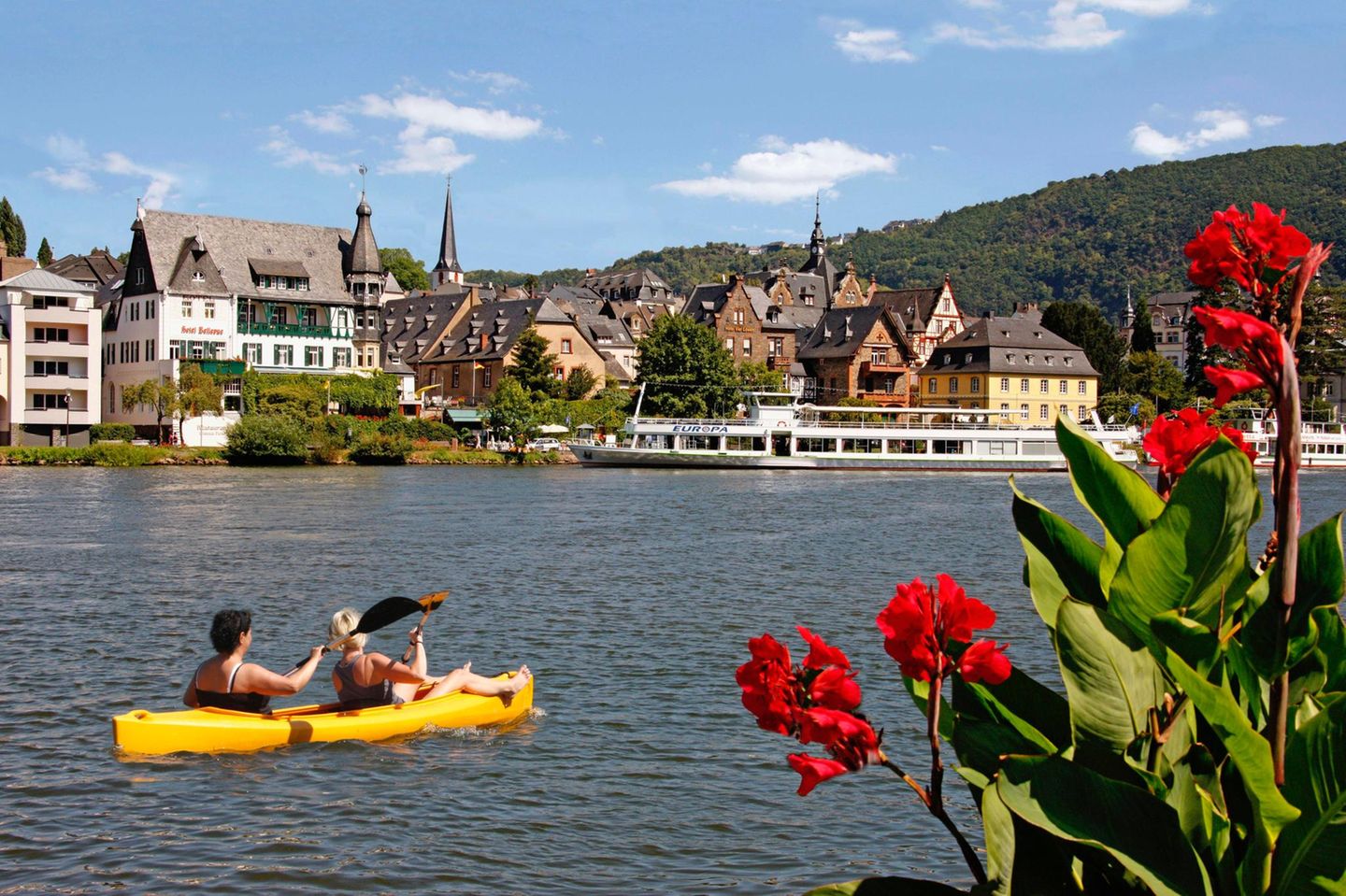 2 Personen machen Kajakfahren auf der Mosel