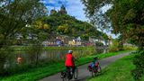 jemand auf einem Fahrrad entlang der Mosel