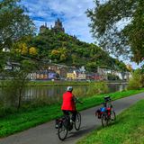 jemand auf einem Fahrrad entlang der Mosel