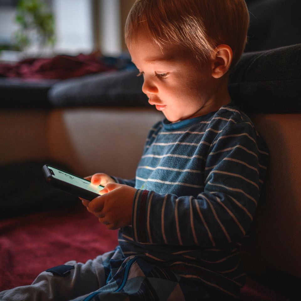 Kleinkind spielt mit Smartphone