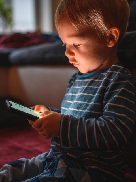 Kleinkind spielt mit Smartphone
