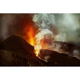 Lavafontänen schießen aus einem Vulkankrater der Cumbre Vieja, La Palma, Spanien