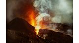 Lavafontänen schießen aus einem Vulkankrater der Cumbre Vieja, La Palma, Spanien