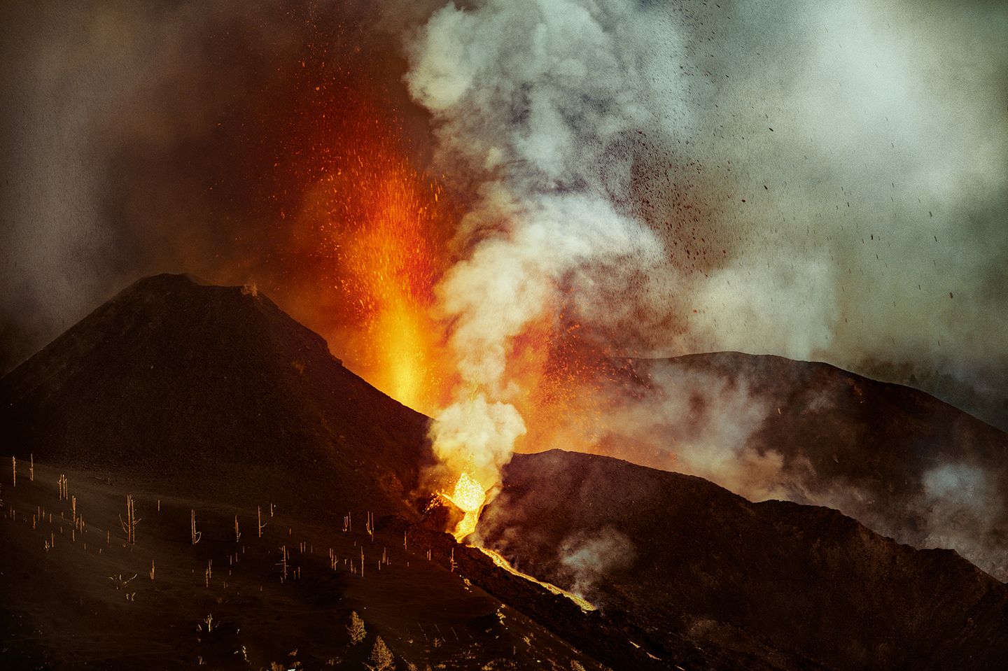 Lavafontänen schießen aus einem Vulkankrater der Cumbre Vieja, La Palma, Spanien