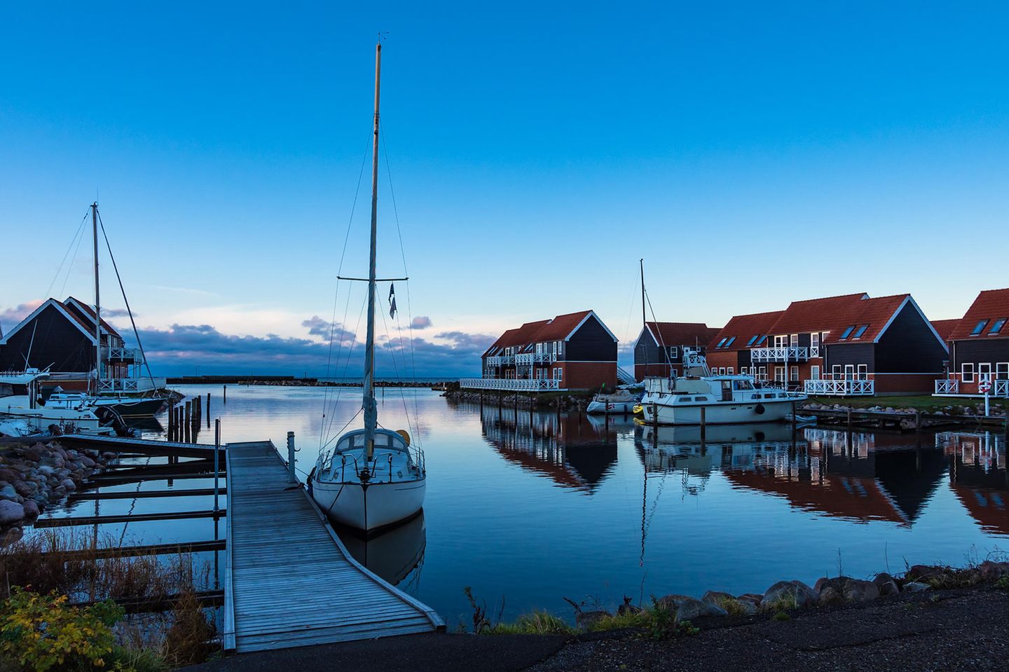 Klintholm Havn: Hier gibt's frischen Fisch Blick auf den Hafen von Klintholm Havn in Dänemark
