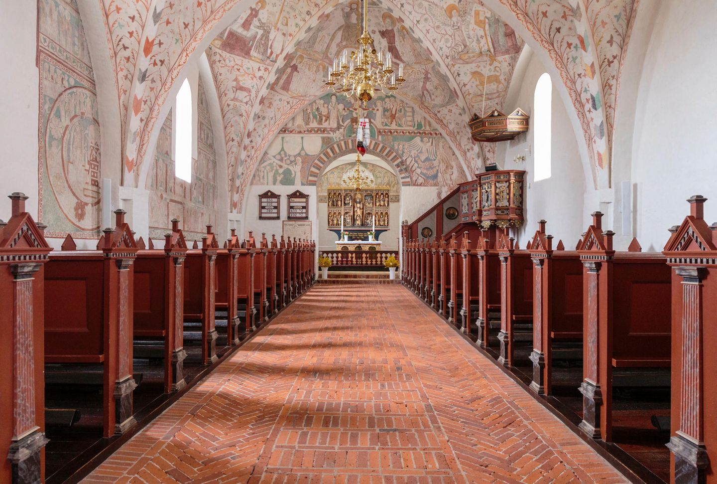Der reich mit Fresken verzierte Innenraum der Keldby-Kirche.