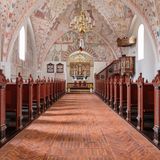 Der reich mit Fresken verzierte Innenraum der Keldby-Kirche.
