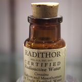 Flasche "Radithor" mit radioaktivem Wasser