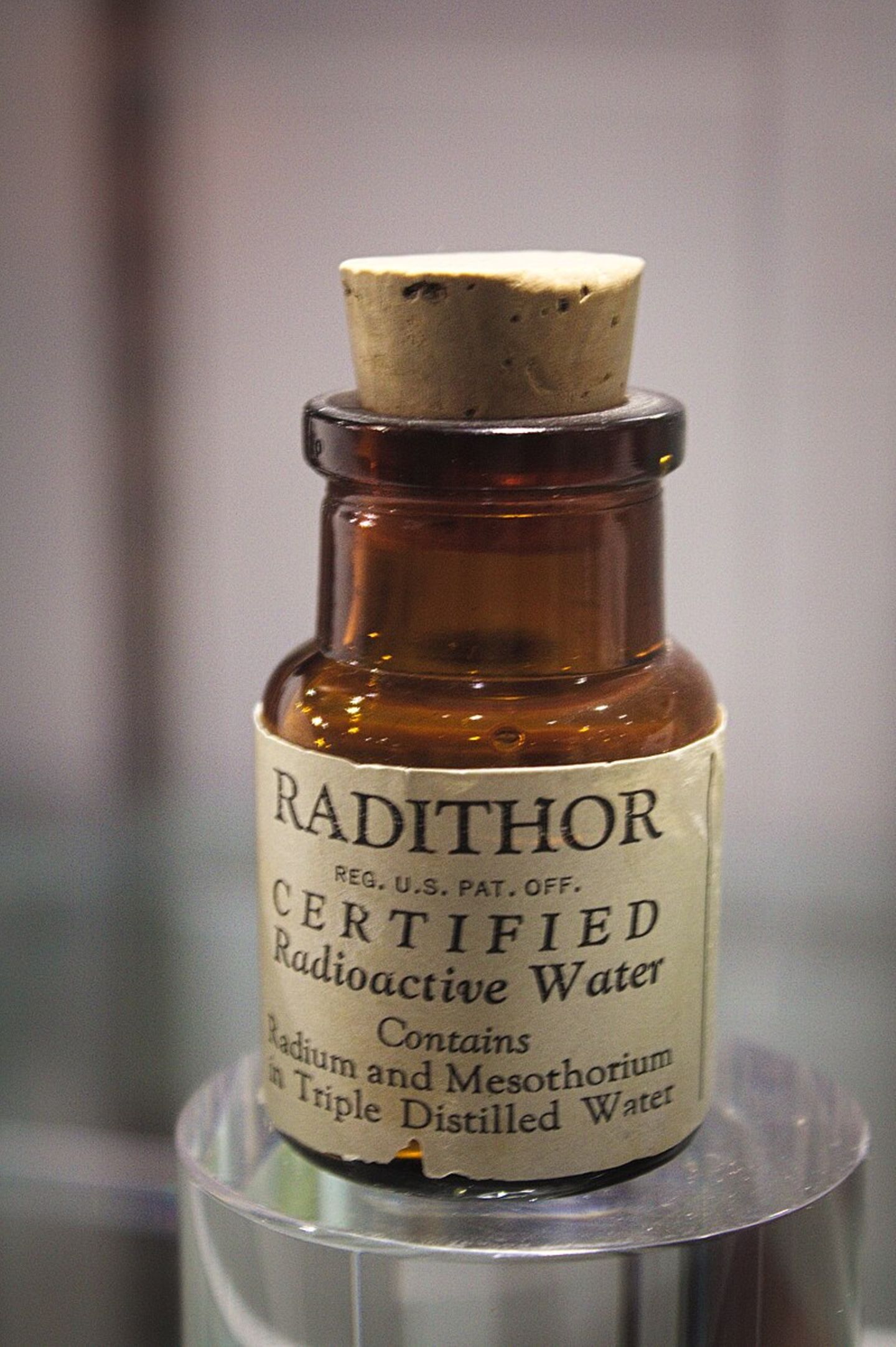 Flasche "Radithor" mit radioaktivem Wasser