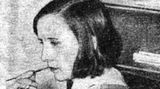 Charlotte Purcell demonstriert das Spitzen des Pinsels mit den Lippen
