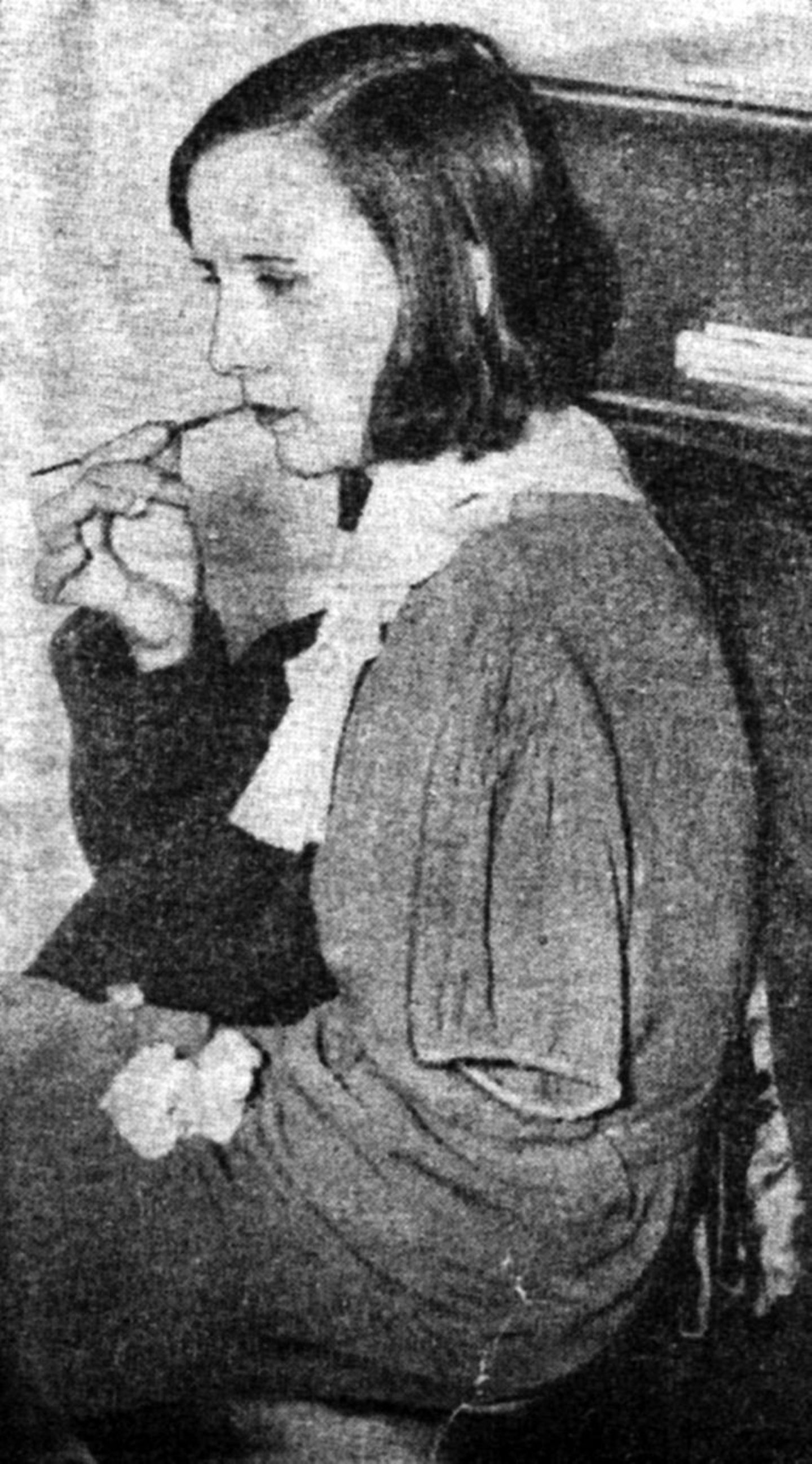 Charlotte Purcell demonstriert das Spitzen des Pinsels mit den Lippen