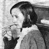 Charlotte Purcell demonstriert das Spitzen des Pinsels mit den Lippen