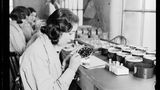 Frauen bemalen Uhren mit radioaktiver Farbe im Januar 1932