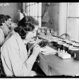 Frauen bemalen Uhren mit radioaktiver Farbe im Januar 1932