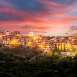 Abendstimmung mit dramatischem Himmel, Häuser und Kirchturm des alten Dorfs