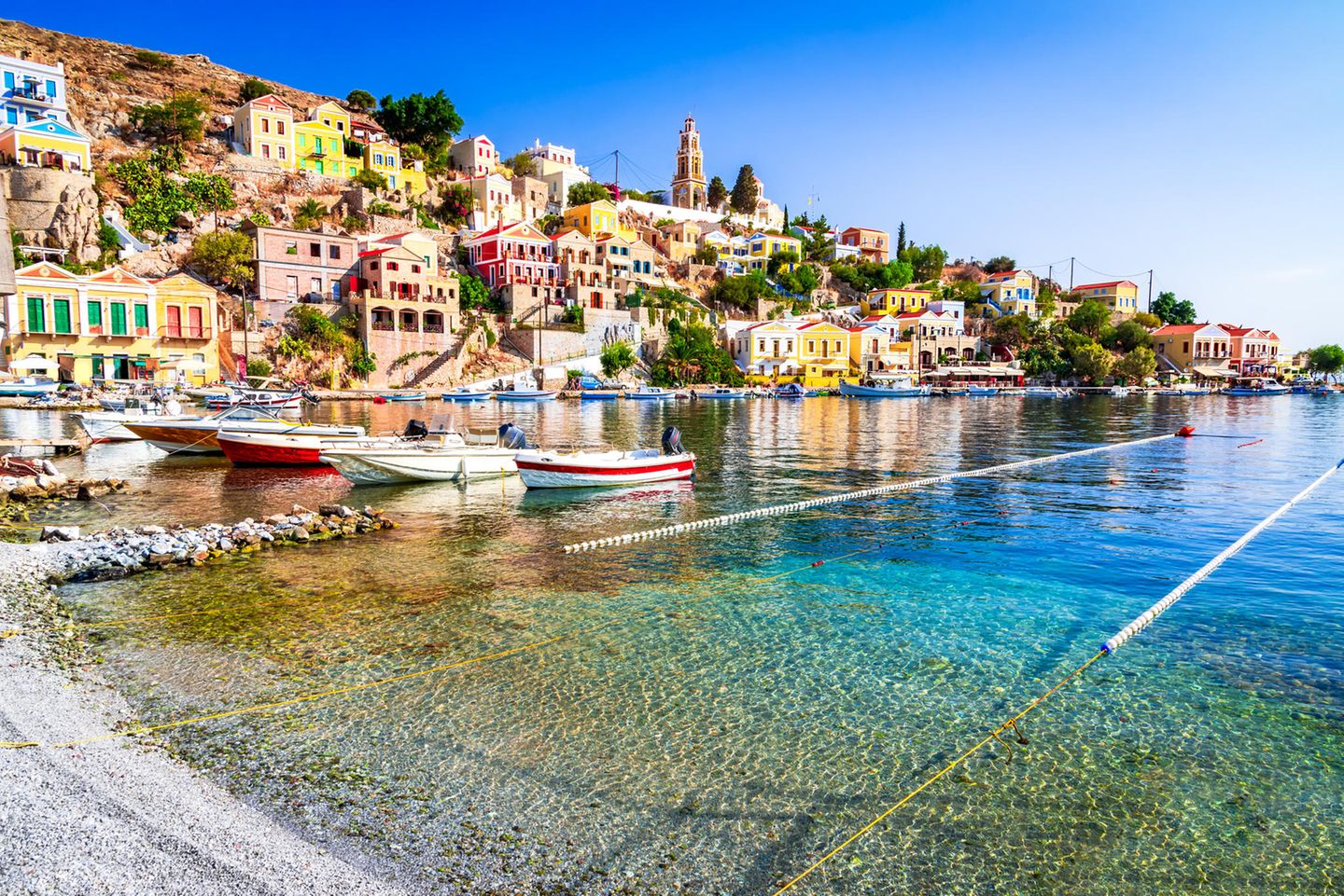 Bunte türkische neoklassizistische Häuser in der Bucht von Symi.