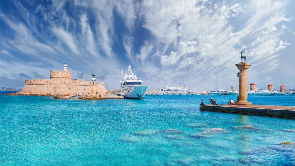 Blick auf den Hafen von Mandraki mit seinen zwei Statuen, Elefos und Elafina, auf der Insel Rhodos