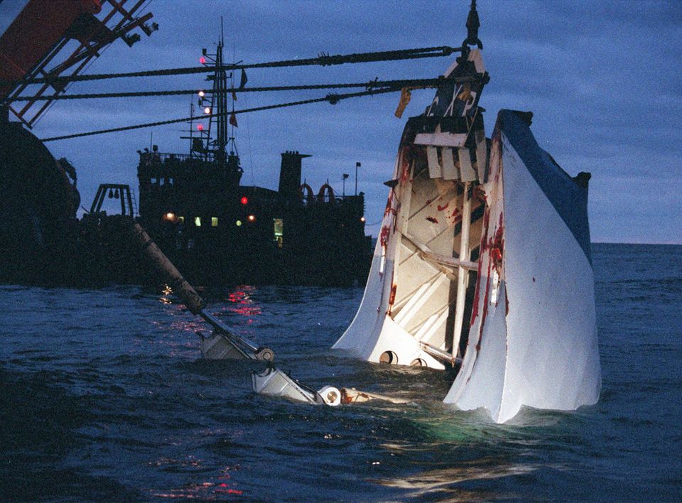 Ein Bergungskran hebt die abgebrochene Bugklappe der "Estonia" aus dem Wasser