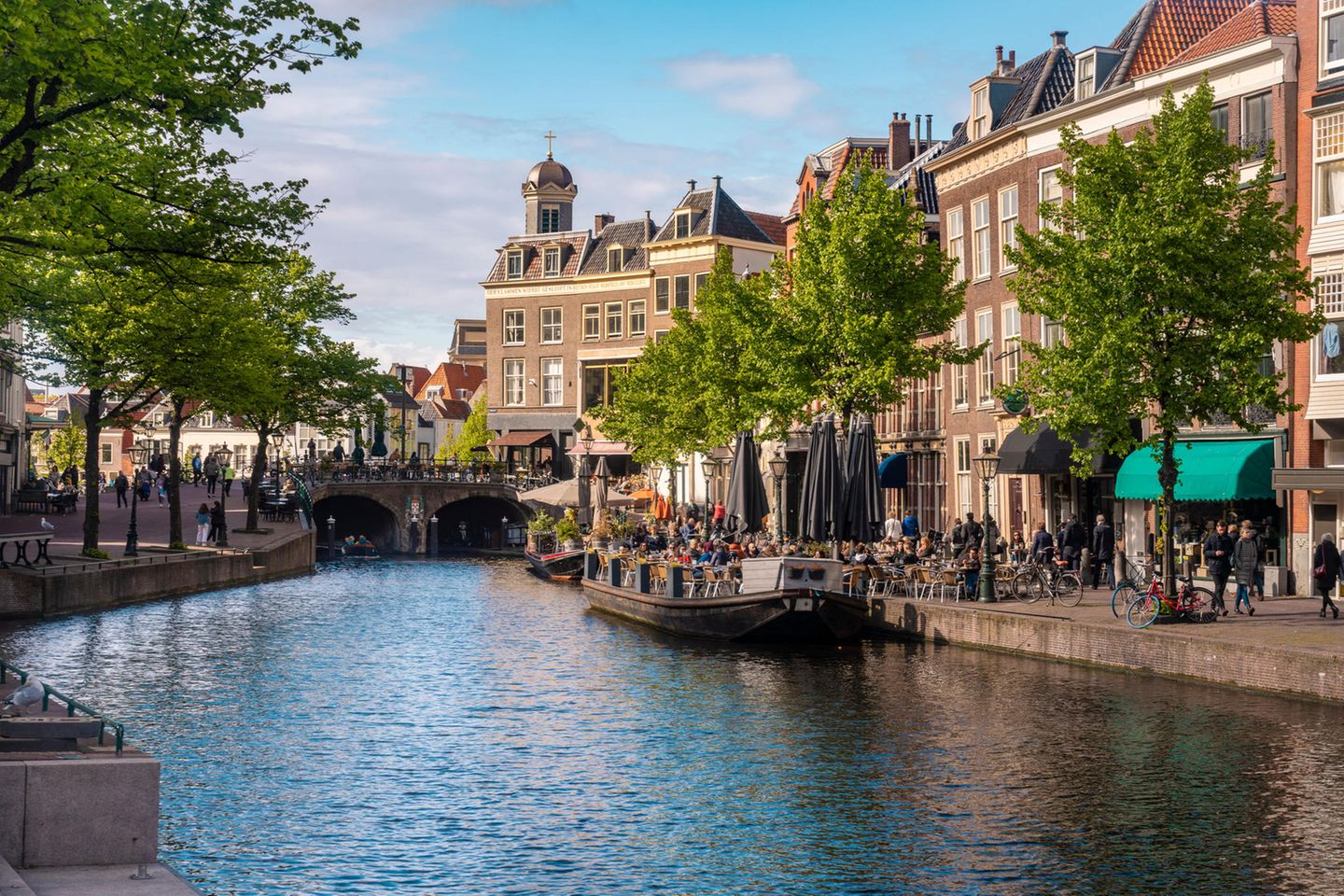 Nieuwe Rijn Kanal gesäumt von alten Häusern